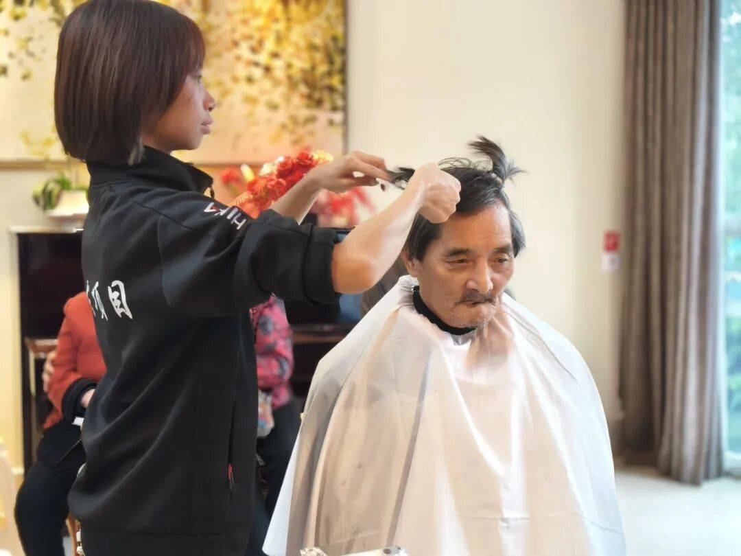 愿者“敬老月”系列活动集锦(4)J9国际网站公益青春 重庆青年志(图5) 愿者“敬老月”系列活动集锦(4)J9国际网站公益青春 重庆青年志(图5)