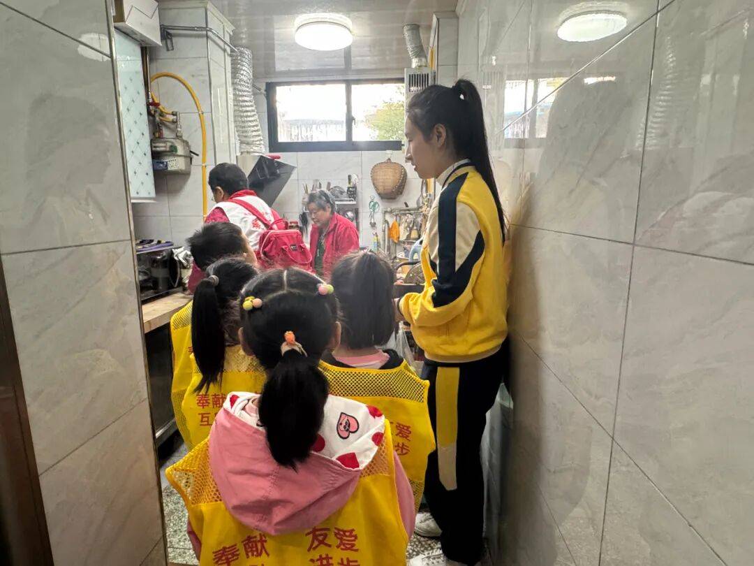 愿者“敬老月”系列活动集锦(4)J9国际网站公益青春 重庆青年志(图7) 愿者“敬老月”系列活动集锦(4)J9国际网站公益青春 重庆青年志(图7)