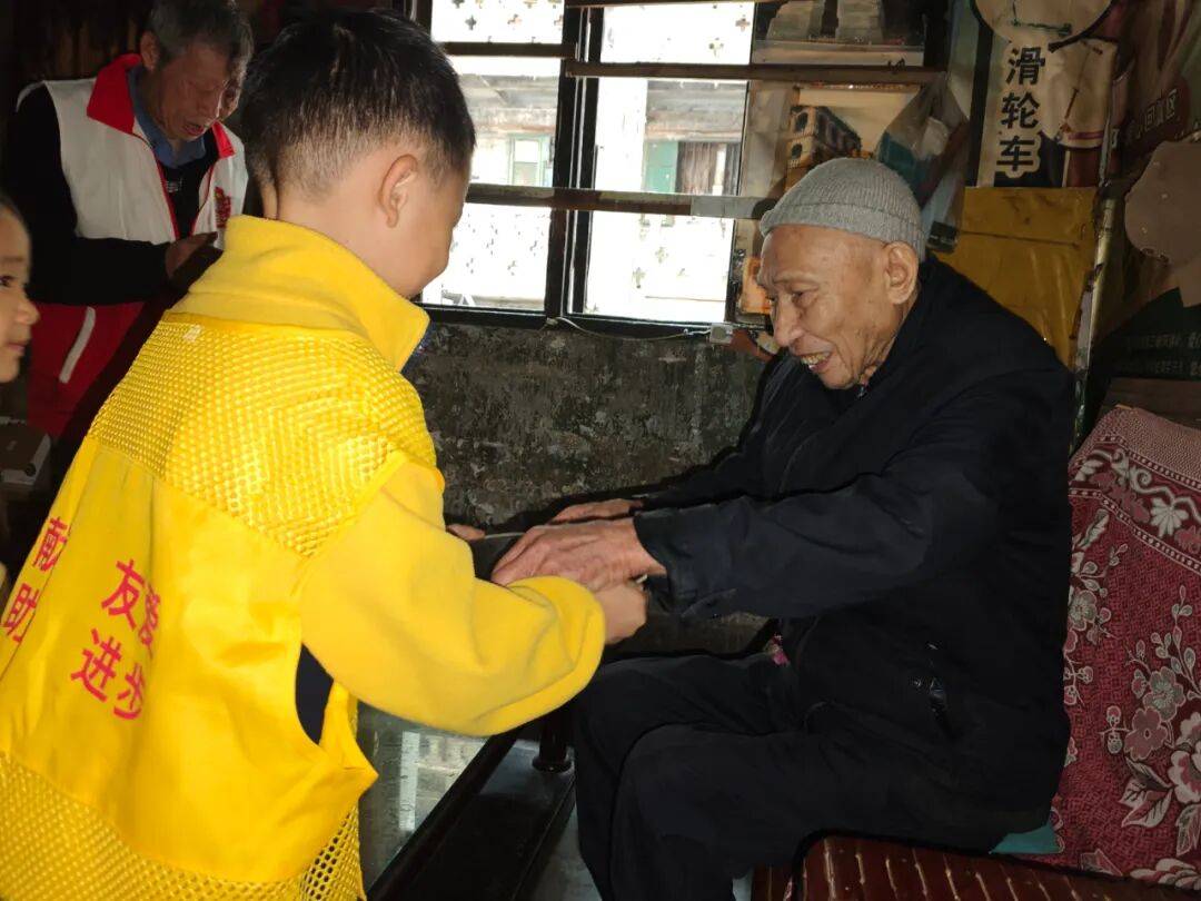 愿者“敬老月”系列活动集锦(4)J9国际网站公益青春 重庆青年志(图20) 愿者“敬老月”系列活动集锦(4)J9国际网站公益青春 重庆青年志(图20)