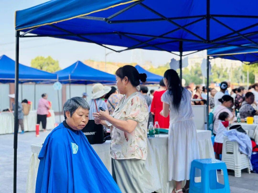 愿者“敬老月”系列活动集锦(4)J9国际网站公益青春 重庆青年志(图27) 愿者“敬老月”系列活动集锦(4)J9国际网站公益青春 重庆青年志(图27)