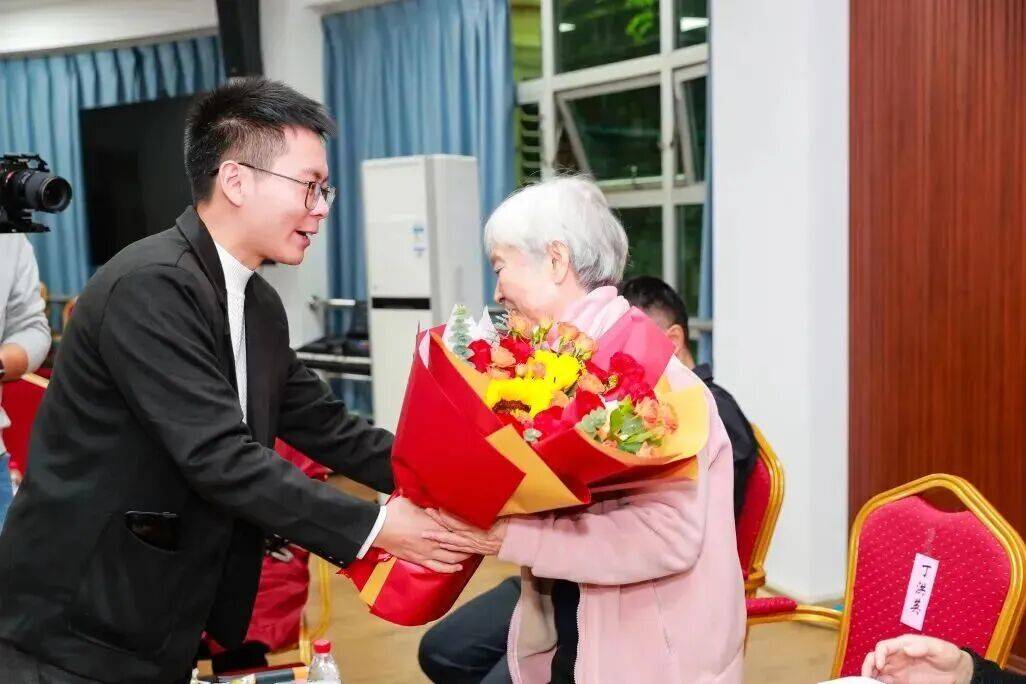 愿者“敬老月”系列活动集锦(4)J9国际网站公益青春 重庆青年志(图35) 愿者“敬老月”系列活动集锦(4)J9国际网站公益青春 重庆青年志(图35)